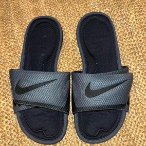 Nike.
Size men's 8.